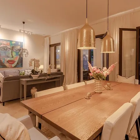 6-bdrm Andalusian Modern Next To Golf Course Lejlighed *